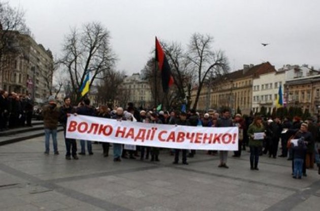 Под Генконсульством РФ исполнили гимн Украины