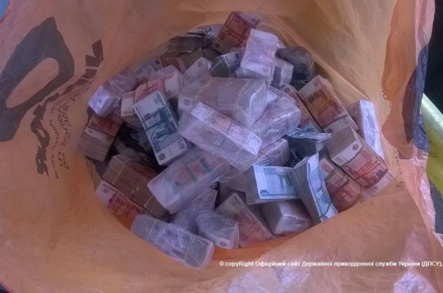 У гражданина Украины изъяли огромную партию российских рублей