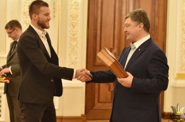 Порошенко наградил футболистов сборной Украины именным огнестрельным оружием