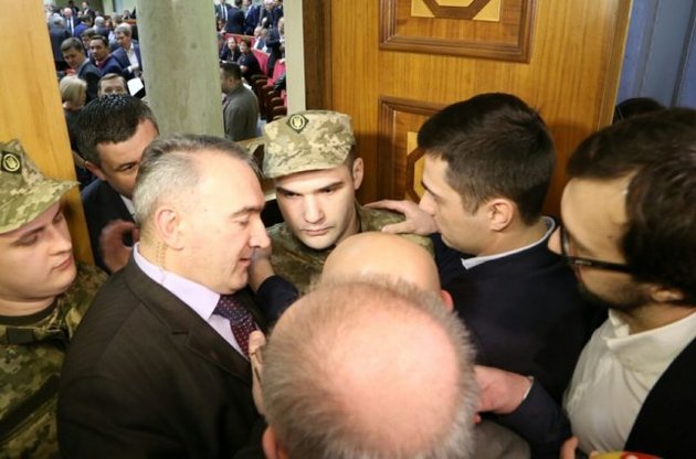 Гройсман объявил о прекращении депутатских полномочий Томенко и Фирсова