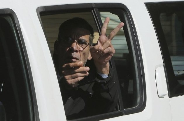 Громадянин Єгипту організував викрадення літака та захоплення заручників, аби зустрітися з дружиною і трьома дітьми