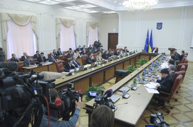 Уряд на чолі з Яценюком продовжує засідати і приймати рішення