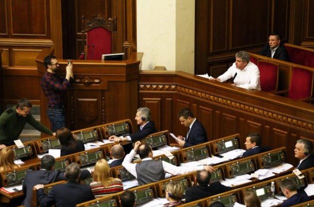 Буран присутствовал в зале парламента во время рассмотрении вопроса о снятии с него неприкосновенности