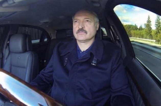 Лукашенко запретил чиновникам ездить на иномарках, но для себя сделал исключение
