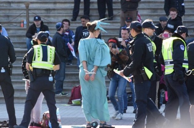 У Вашингтоні біля Капітолію поліція заарештувала понад 400 учасників акції протесту