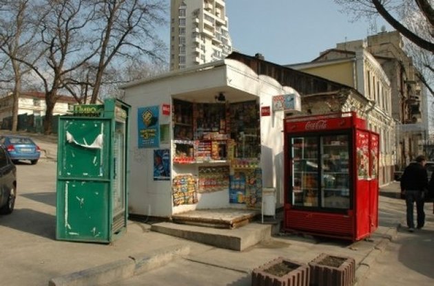 В Киеве вступил в силу запрет продажи алкоголя в МАФах