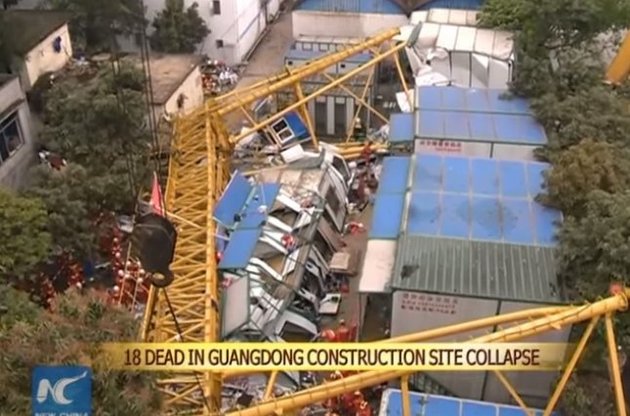 Кран упал прямо на контейнеры, где жили рабочие