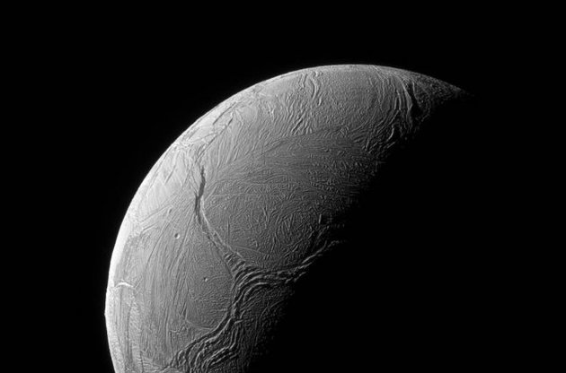 NASA опубликовало снимок гигатских "щупалец" на поверхности Энцелада