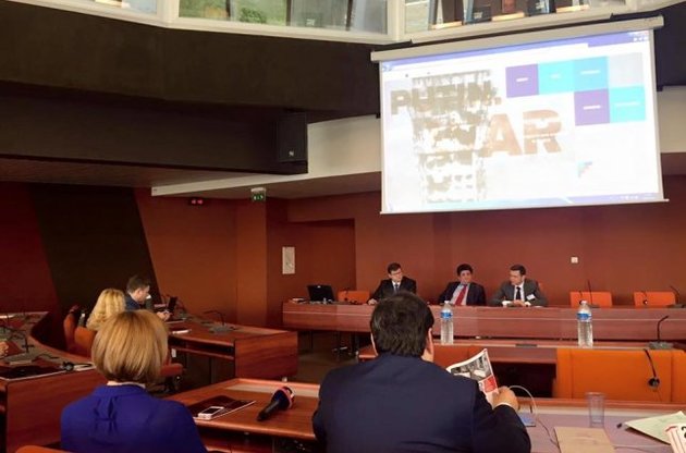 За однією з версій, мотивом вбивства Нємцова був саме його оклад &quot;Путін. Війна&quot;