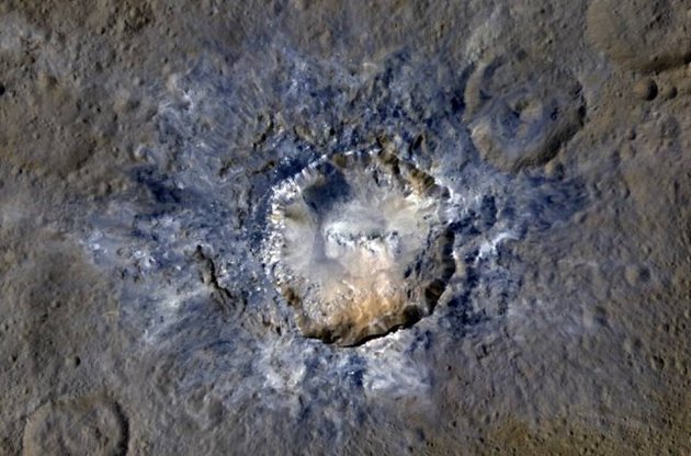 NASA опубликовало цветной снимок загадочного кратера на Церере