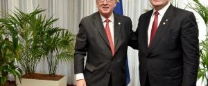 Порошенко и Юнкер обсудили безвизовый режим и референдум в Нидерландах