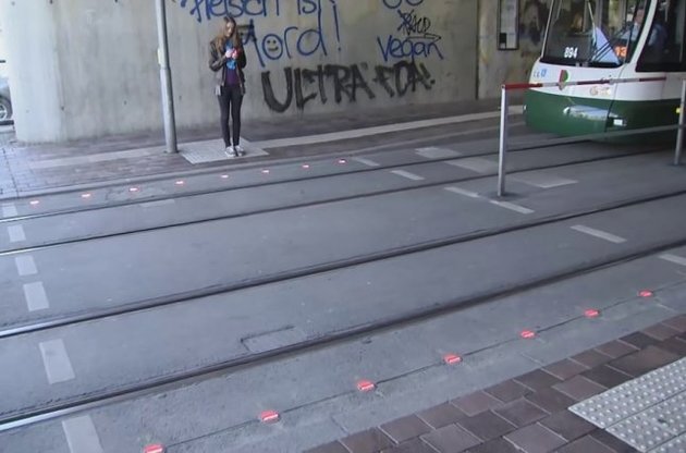 Світлофор вбудований в тротуар