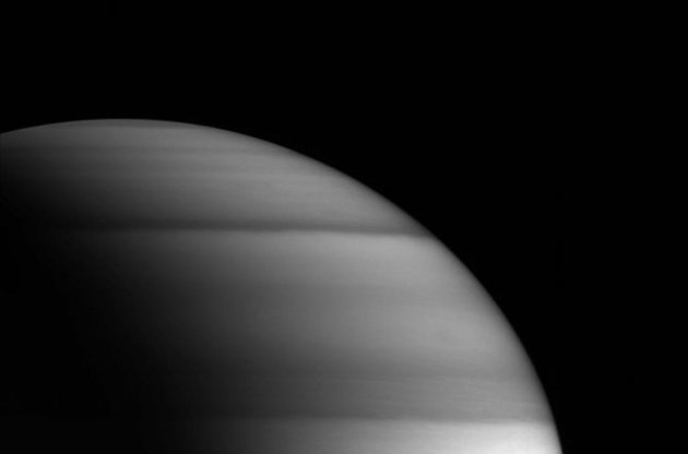 Cassini передала на Землю знімок Енцелада над кільцями Сатурна