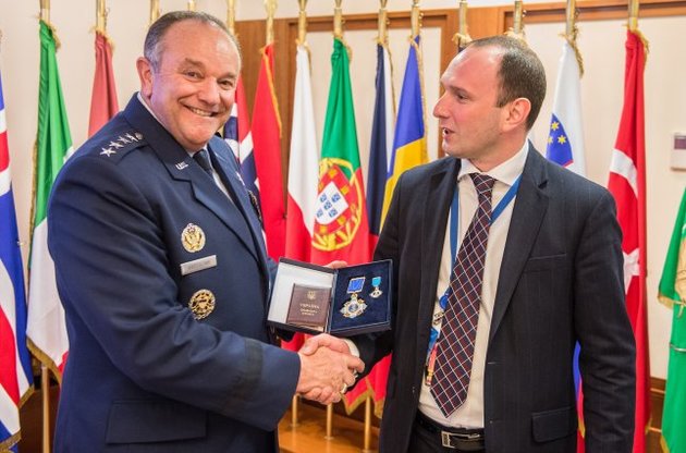 Порошенко наградил орденом экс-главкома сил НАТО в Европе Бридлава