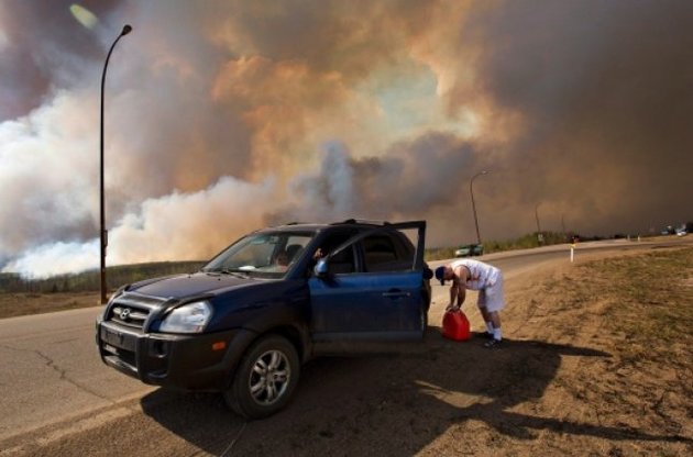 У Канаді лісові пожежі відрізали місто Форт Мак-Мюррей від решти країни