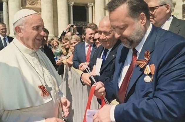 В Ватикане пояснили "георгиевскую" ленточку папы незнанием символики