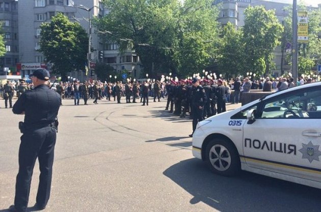 В Киеве задержали двух за провокационные листовки, а в Днепропетровске - семерых с травматическим оружием