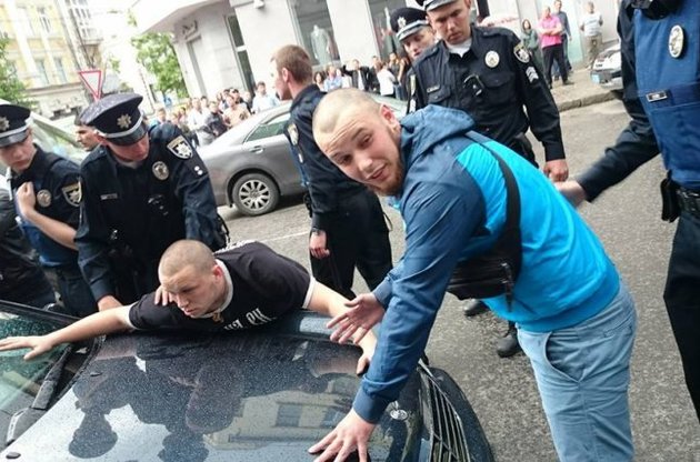 Поліція затримала трьох осіб в центрі Харкова