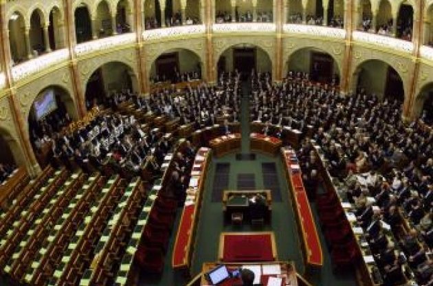 Парламент Венгрии одобрил проведение референдума относительно квот ЕС на мигрантов