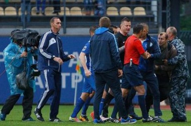 Охраннику пришлось держать Зозулю