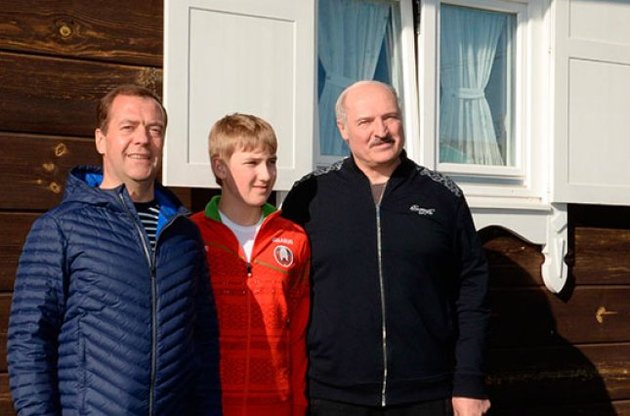 Лукашенко пригостив Медведєва березовим соком