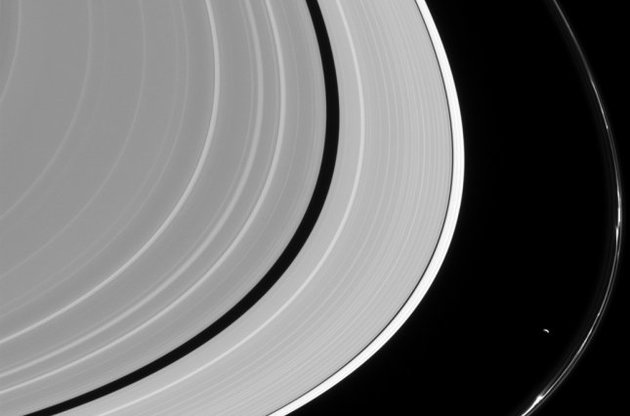 NASA опубликовало снимок "создавшего" кольцо Сатурна спутника