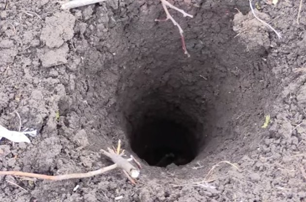 Воронка от кумулятивной гранаты, которую сбросил беспилотник
