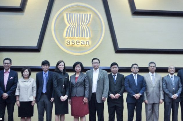 Россия пытается найти новых &quot;друзей&quot; в Азии с помощью саммита ASEAN.