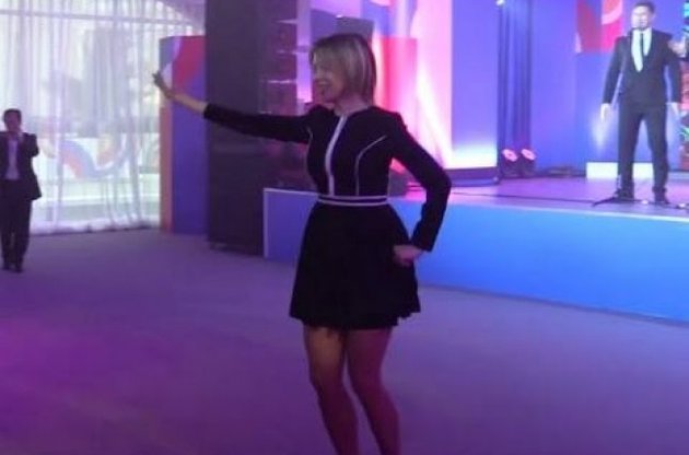 Захарова решила поразить журналистов своими хореографическими умениями
