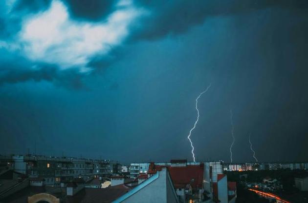 Грозові фронти пануватимуть на Півдні і Заході