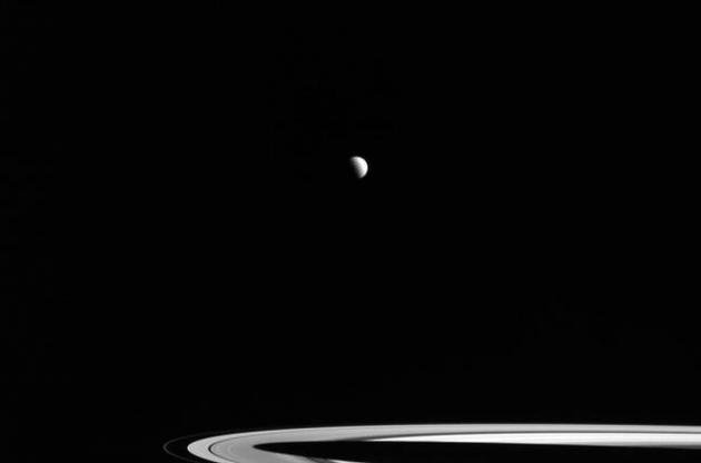 Cassini передала на Землю знімок Титану і кілець Сатурна