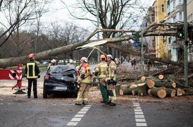 Брюссель затопили мощные ливни, а в Гамбурге ураган сорвал крыши с домов