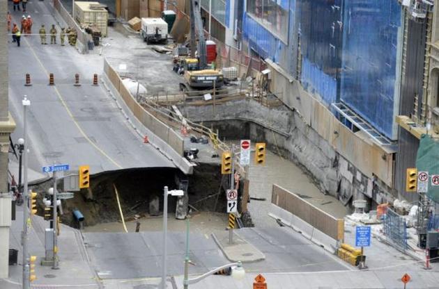 Огромный провал образовался прямо на дороге