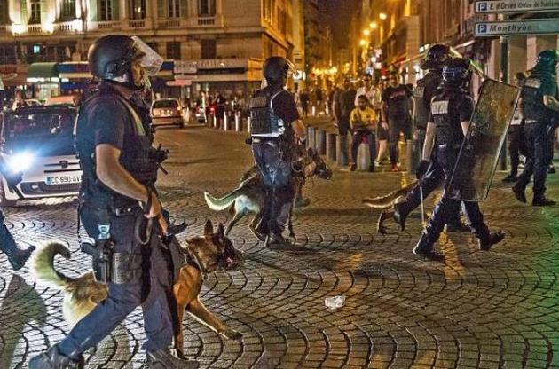 В Марселе произошла массовая драка между английскими и французскими футбольными фанатами