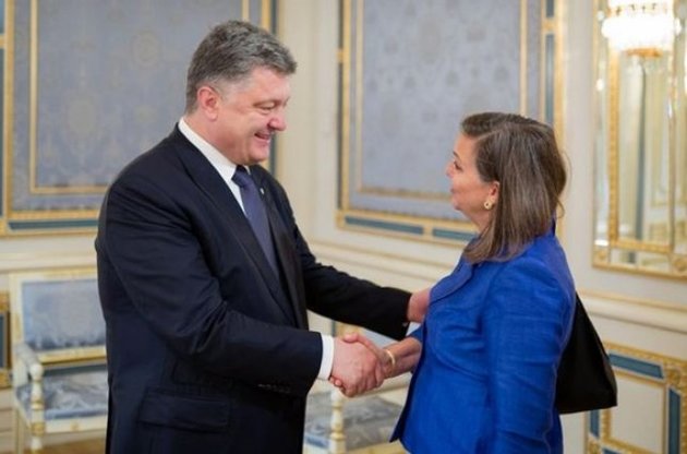 Порошенко обсудил с Нуланд реформы и Минские соглашения