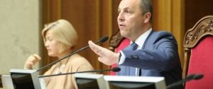 Парубий досрочно закрыл заседание Рады из-за блокирования трибуны