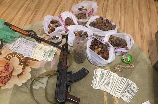 Було вилучено кілька одиниць зброї, зокрема &ndash; автомати Калашникова