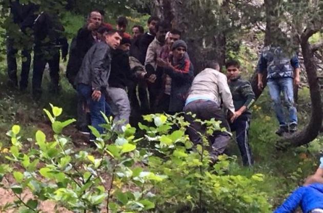 Пострадавших эвакуируют с места падения вертолета