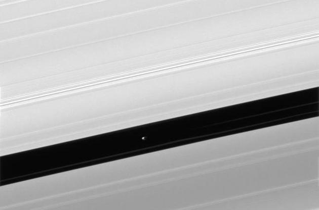 Станция Cassini передала на Землю снимок спутника Сатурна между кольцами планеты