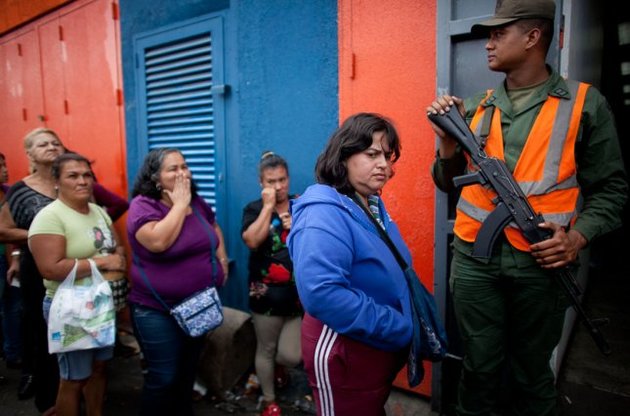 Майже півтисячі жінок з Венесуели прорвалися в Колумбію за продуктами