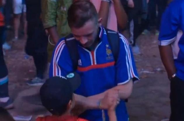 Португальский мальчик успокоил французского болельщика после финала Евро-2016