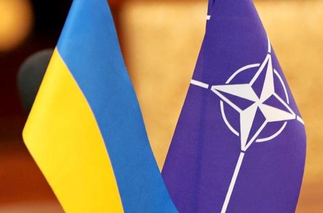 Саміт НАТО: східне крило з синьо-жовтою відзнакою