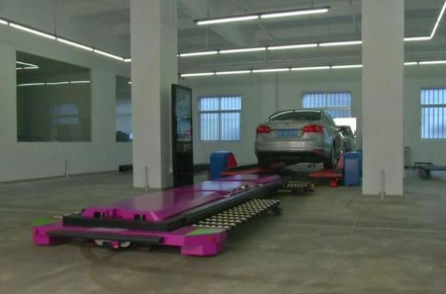 Робот-парковщик паркует машины с точностью до пяти миллиметров