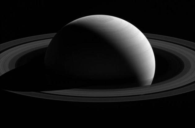 Cassini передала на Землю новый снимок Сатурна и Тефии