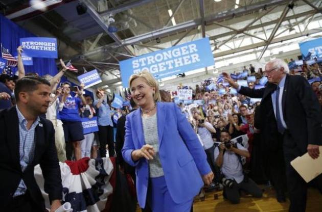 Клінтон і Сандерс нарешті обнялися