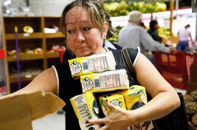 Десятки тысяч жителей Венесуэлы отправились за продуктами в Колумбию