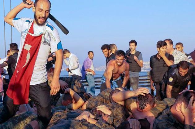 Прихильники президента Туреччини Реджепа Тайіпа Ердогана атакують військових, які брали участь у спробі військового перевороту