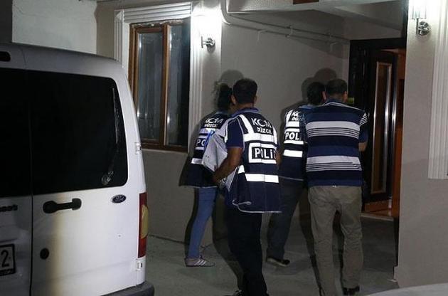 В Турции допрашивают военных и проводят обыски у судей и прокуроров