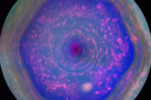 Станция Cassini получила изображения гексагона Сатурна