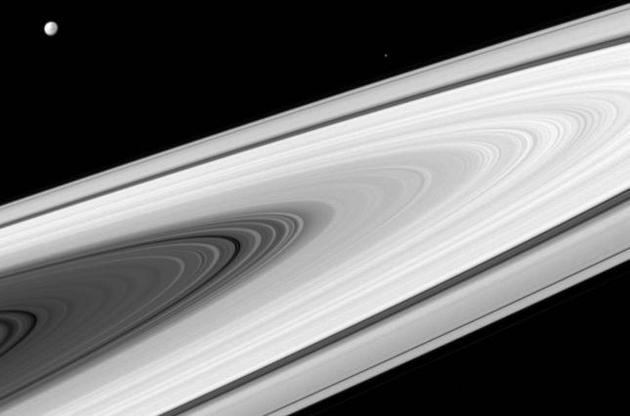 NASA опубликовало снимок Дионы и Эпиметея над кольцами Сатурна